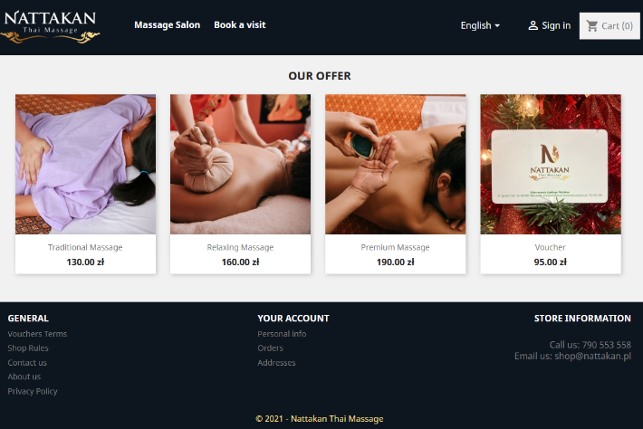 Ảnh chụp màn hình trang web Nattakan Thai Massage giới thiệu các lựa chọn và mức giá mát-xa khác nhau trong Ưu đãi của chúng tôi. Từ trái sang phải, ba hình ảnh mô tả: Mát-xa truyền thống có giá 130,00 zł, Mát-xa thư giãn có giá 160,00 zł và Mát-xa cao cấp có giá 190,00 zł. Hình ảnh thứ tư hiển thị một phiếu mua hàng có giá 95 zł. Tiêu đề bao gồm các tùy chọn điều hướng cho Massage Salon và Đặt chuyến thăm, với lựa chọn ngôn ngữ tiếng Anh, tùy chọn đăng nhập và giỏ hàng. Phần chân trang chứa các phần Thông tin chung, Tài khoản của bạn và Thông tin cửa hàng, cùng với chi tiết liên hệ và liên kết chính sách bảo mật.